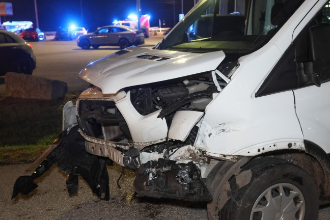 Schwere Kreuzungskollision zwischen PKW und Pritschenwagen auf Wallerner Stra�e in Eferding