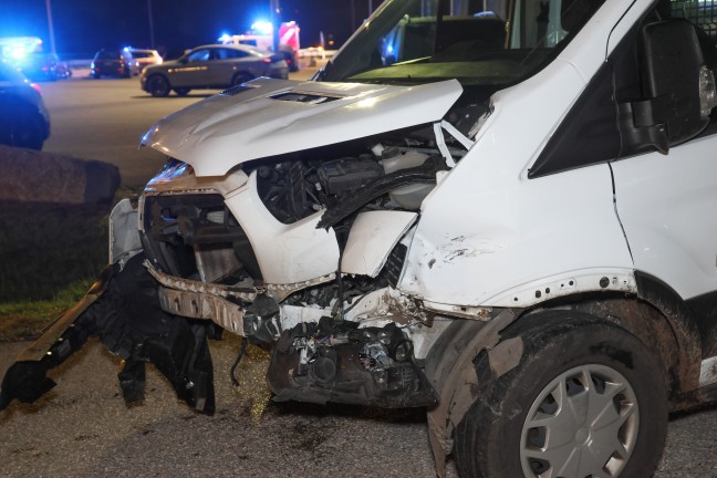 Schwere Kreuzungskollision zwischen PKW und Pritschenwagen auf Wallerner Stra�e in Eferding