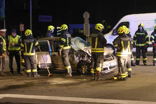 Schwere Kreuzungskollision zwischen PKW und Pritschenwagen auf Wallerner Stra�e in Eferding