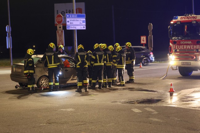 Schwere Kreuzungskollision zwischen PKW und Pritschenwagen auf Wallerner Stra�e in Eferding