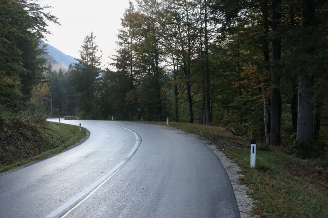 T�dlicher Verkehrsunfall: Beifahrer (29) starb bei Crash gegen Baum in Ebensee am Traunsee