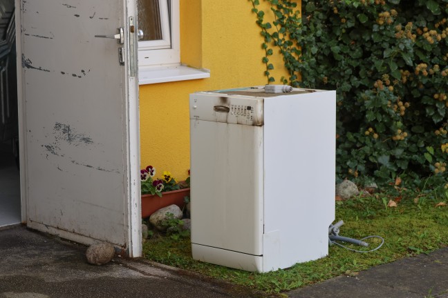 Drei Feuerwehren bei Brand eines Geschirrsp�lers in der K�che einer Wohnung in Wilhering im Einsatz