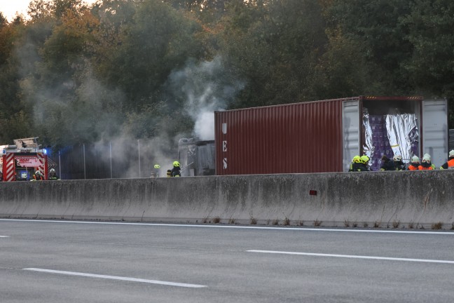 Totalsperre: Vollbrand einer LKW-Zugmaschine auf Westautobahn bei Sipbachzell