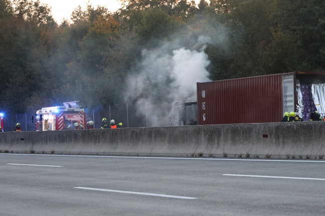 Totalsperre: Vollbrand einer LKW-Zugmaschine auf Westautobahn bei Sipbachzell