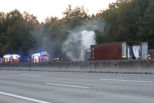 Totalsperre: Vollbrand einer LKW-Zugmaschine auf Westautobahn bei Sipbachzell