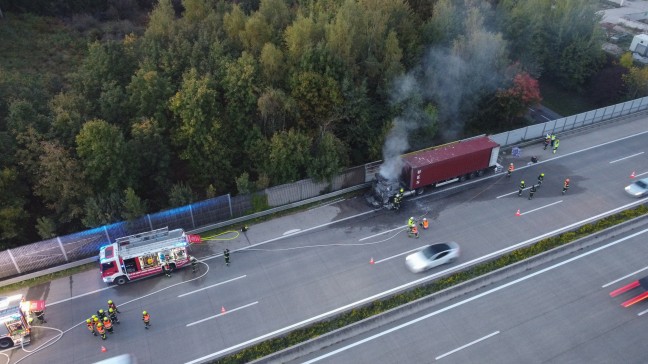 Totalsperre: Vollbrand einer LKW-Zugmaschine auf Westautobahn bei Sipbachzell