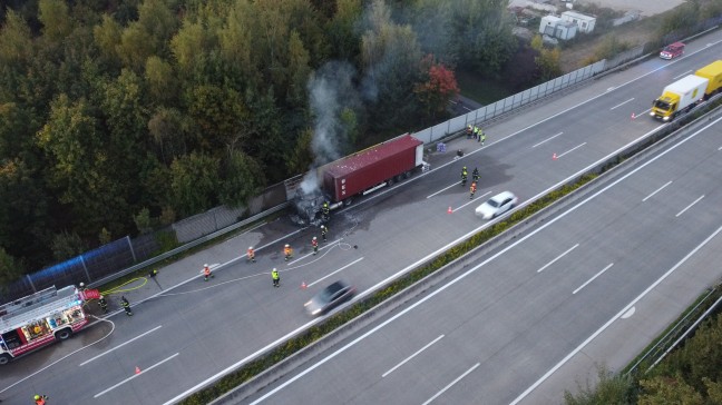 Totalsperre: Vollbrand einer LKW-Zugmaschine auf Westautobahn bei Sipbachzell