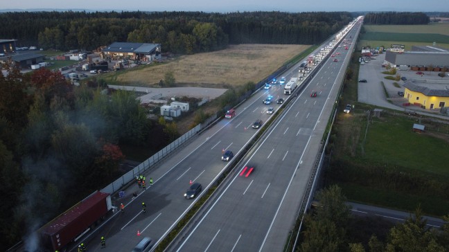 Totalsperre: Vollbrand einer LKW-Zugmaschine auf Westautobahn bei Sipbachzell