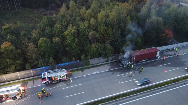 Totalsperre: Vollbrand einer LKW-Zugmaschine auf Westautobahn bei Sipbachzell