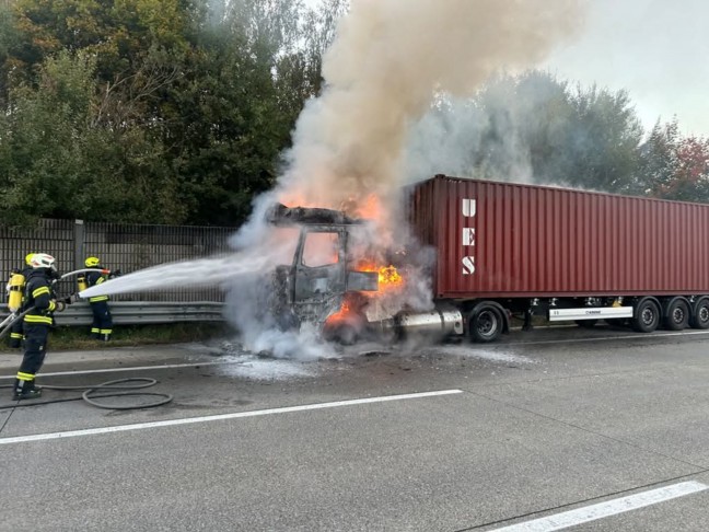 Totalsperre: Vollbrand einer LKW-Zugmaschine auf Westautobahn bei Sipbachzell