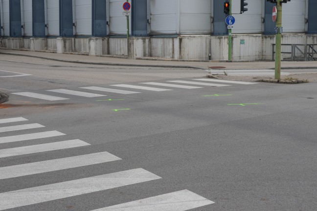 Unfall im Kreuzungsbereich in Wels-Pernau fordert drei Verletzte