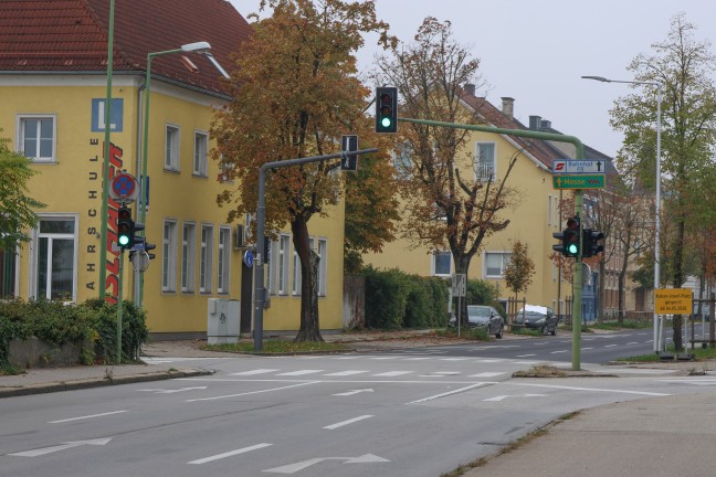 Unfall im Kreuzungsbereich in Wels-Pernau fordert drei Verletzte