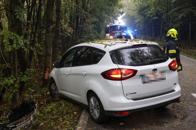 Auto gegen Baum: PKW-Lenker bei schwerem Verkehrsunfall in einem Waldst�ck in Krenglbach verletzt