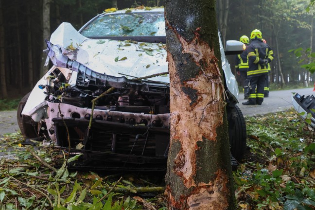 Auto gegen Baum: PKW-Lenker bei schwerem Verkehrsunfall in einem Waldst�ck in Krenglbach verletzt