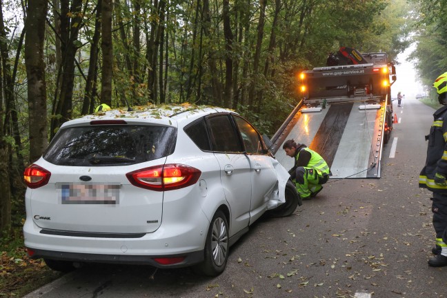 Auto gegen Baum: PKW-Lenker bei schwerem Verkehrsunfall in einem Waldst�ck in Krenglbach verletzt