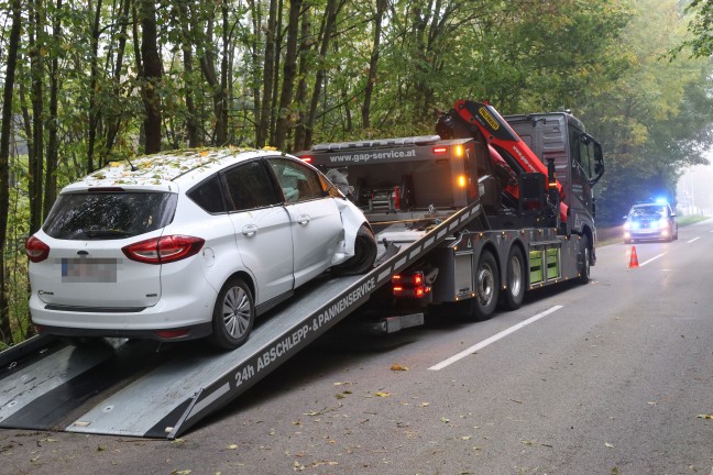Auto gegen Baum: PKW-Lenker bei schwerem Verkehrsunfall in einem Waldst�ck in Krenglbach verletzt