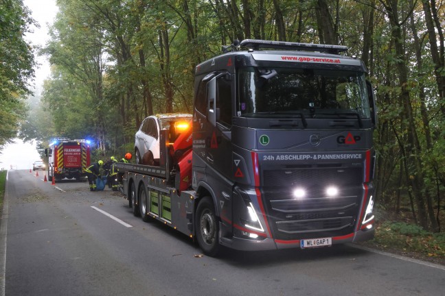 Auto gegen Baum: PKW-Lenker bei schwerem Verkehrsunfall in einem Waldst�ck in Krenglbach verletzt