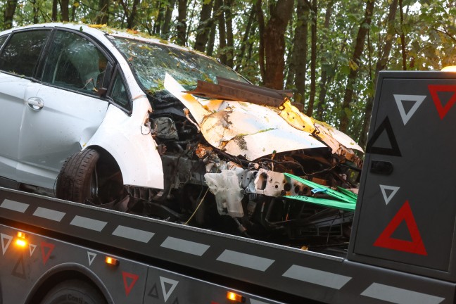 Auto gegen Baum: PKW-Lenker bei schwerem Verkehrsunfall in einem Waldst�ck in Krenglbach verletzt