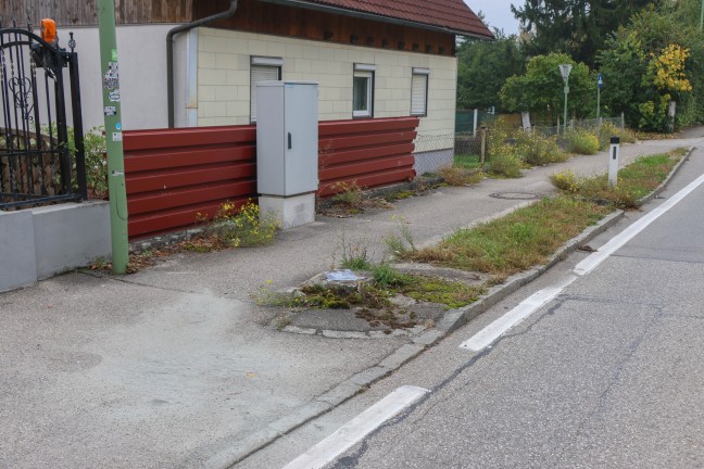 Motorradlenker und Mitfahrerin krachten bei schwerem Unfall in Wels-Puchberg gegen Radarkasten