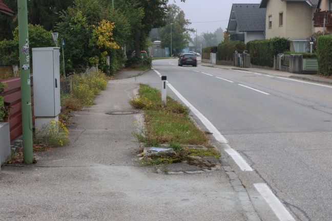 Motorradlenker und Mitfahrerin krachten bei schwerem Unfall in Wels-Puchberg gegen Radarkasten