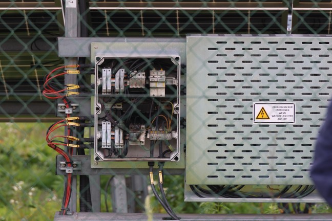 Brand auf dem Gel�nde einer gro�en Photovoltaikanlage in Wels-Vogelweide