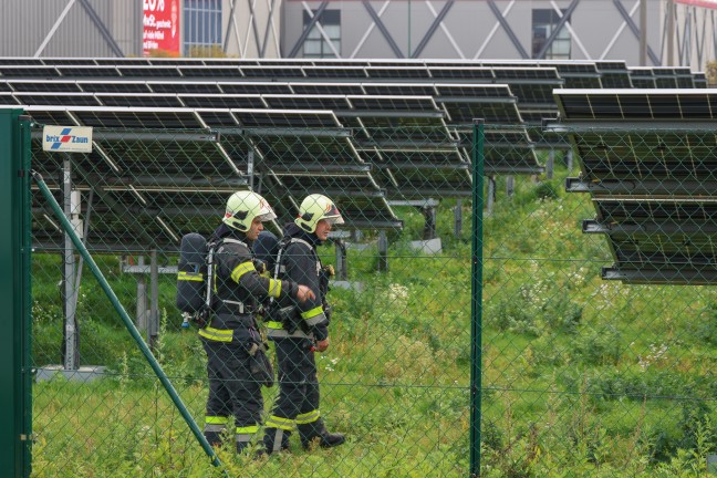 Brand auf dem Gel�nde einer gro�en Photovoltaikanlage in Wels-Vogelweide