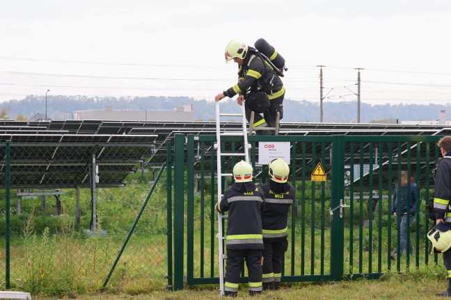 Brand auf dem Gel�nde einer gro�en Photovoltaikanlage in Wels-Vogelweide