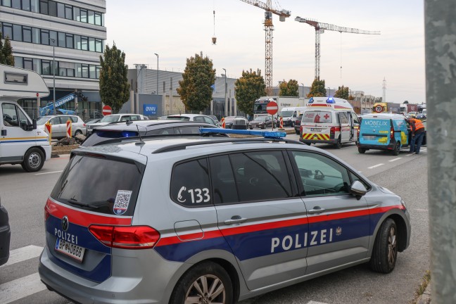 Drei Verletzte bei schwerem Auffahrunfall auf Wiener Stra�e in Wels-Schafwiesen