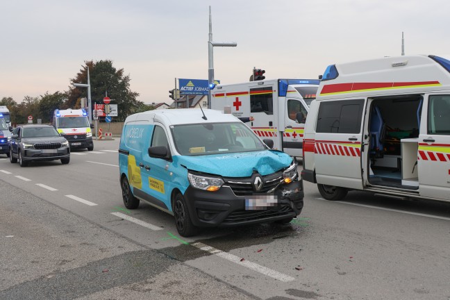 Drei Verletzte bei schwerem Auffahrunfall auf Wiener Stra�e in Wels-Schafwiesen