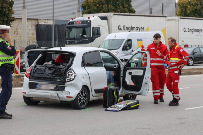 Drei Verletzte bei schwerem Auffahrunfall auf Wiener Stra�e in Wels-Schafwiesen
