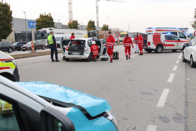 Drei Verletzte bei schwerem Auffahrunfall auf Wiener Stra�e in Wels-Schafwiesen