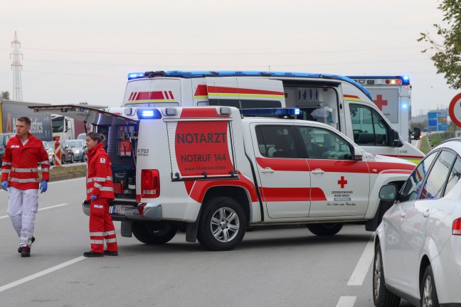 Drei Verletzte bei schwerem Auffahrunfall auf Wiener Stra�e in Wels-Schafwiesen