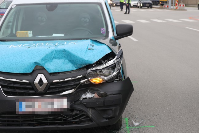 Drei Verletzte bei schwerem Auffahrunfall auf Wiener Stra�e in Wels-Schafwiesen
