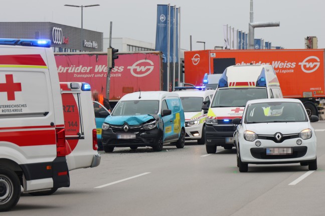Drei Verletzte bei schwerem Auffahrunfall auf Wiener Stra�e in Wels-Schafwiesen