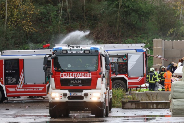 Vier Feuerwehren bei Brand auf einer Reststoffdeponie in Asten im Einsatz