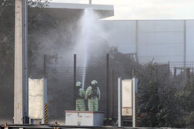 Brand auf einem Schrottplatz in Enns sorgte f�r Einsatz zweier Feuerwehren