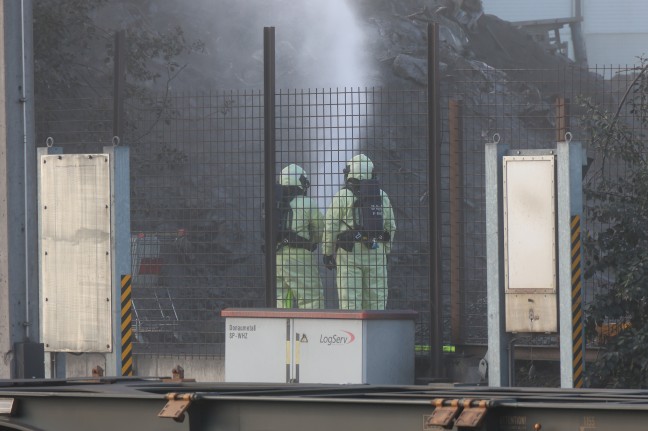 Brand auf einem Schrottplatz in Enns sorgte f�r Einsatz zweier Feuerwehren