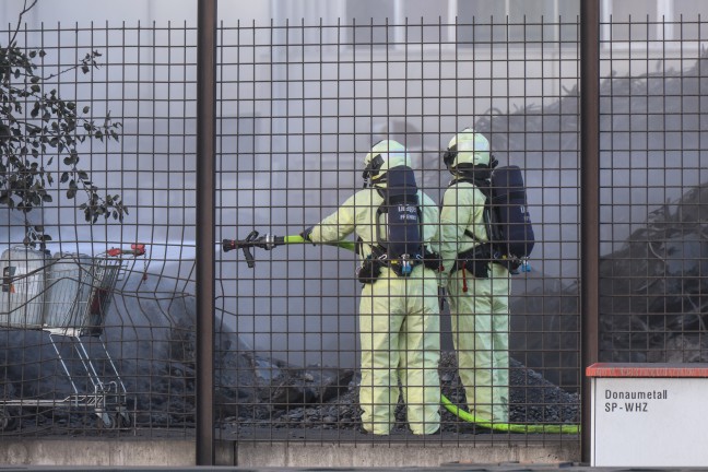 Brand auf einem Schrottplatz in Enns sorgte f�r Einsatz zweier Feuerwehren