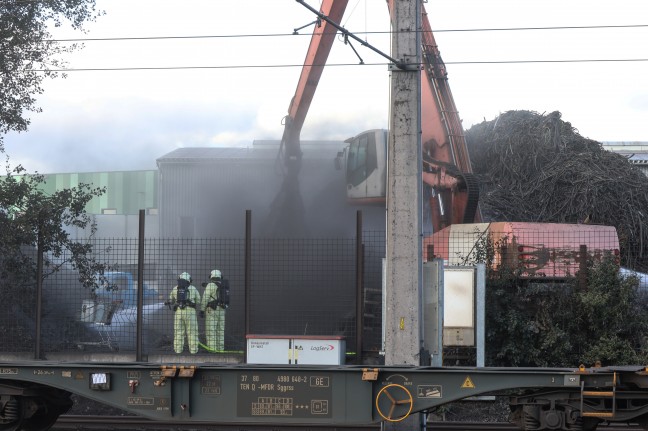 Brand auf einem Schrottplatz in Enns sorgte f�r Einsatz zweier Feuerwehren