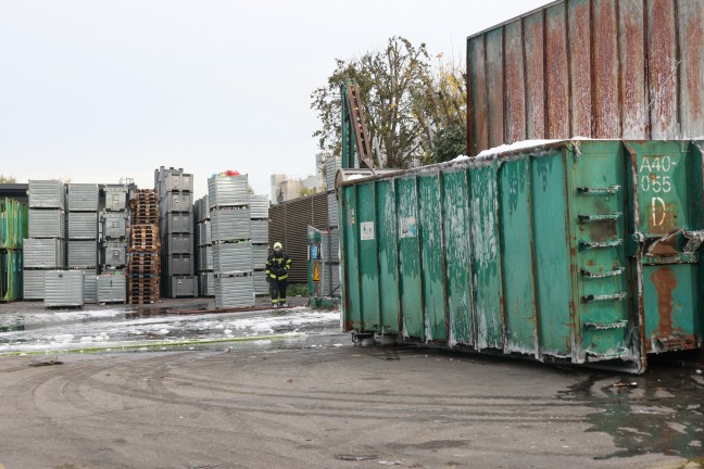 Brand eines Containers bei einem Abfallentsorgungsunternehmen in Wels-Pernau