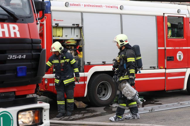 Brand eines Containers bei einem Abfallentsorgungsunternehmen in Wels-Pernau