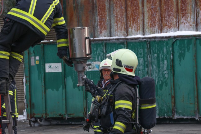Brand eines Containers bei einem Abfallentsorgungsunternehmen in Wels-Pernau