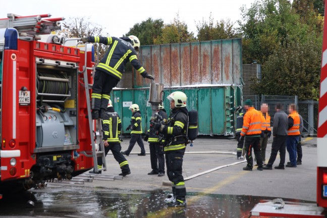 Brand eines Containers bei einem Abfallentsorgungsunternehmen in Wels-Pernau