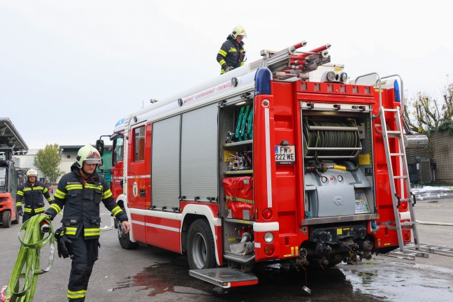 Brand eines Containers bei einem Abfallentsorgungsunternehmen in Wels-Pernau