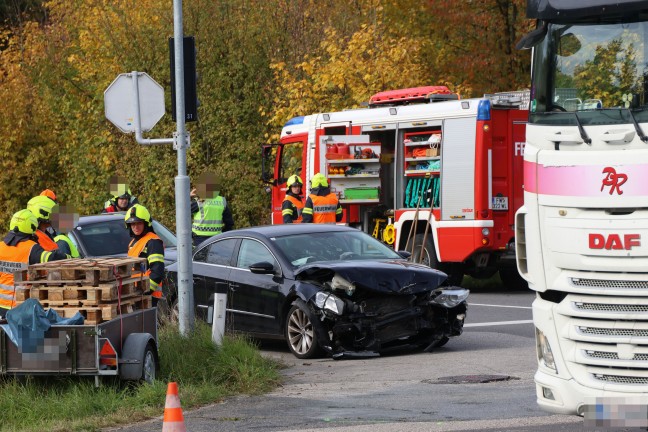 Schwerer Verkehrsunfall im Kreuzungsbereich der Pyhrnpass Stra�e in Thalheim bei Wels
