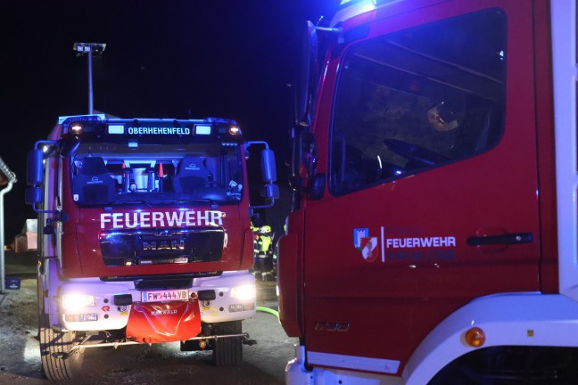Drei Feuerwehren bei Brand eines Hackschnitzelbunkers in Sch�rfling am Attersee im Einsatz