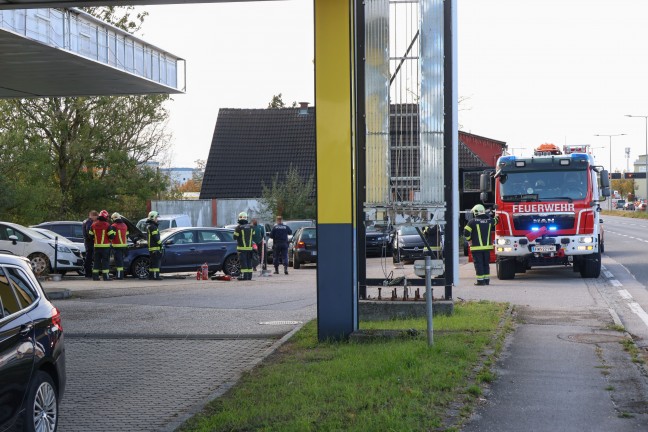 PKW-Brand: Brand im Motorraum eines PKW in Wels-Schafwiesen mit Feuerl�schern einged�mmt