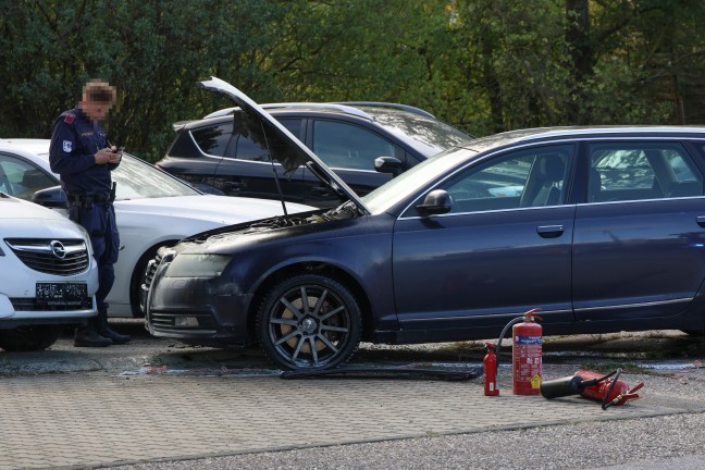 PKW-Brand: Brand im Motorraum eines PKW in Wels-Schafwiesen mit Feuerl�schern einged�mmt