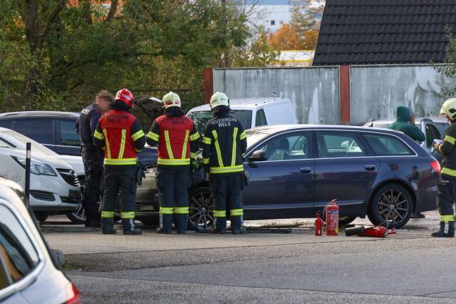 PKW-Brand: Brand im Motorraum eines PKW in Wels-Schafwiesen mit Feuerl�schern einged�mmt