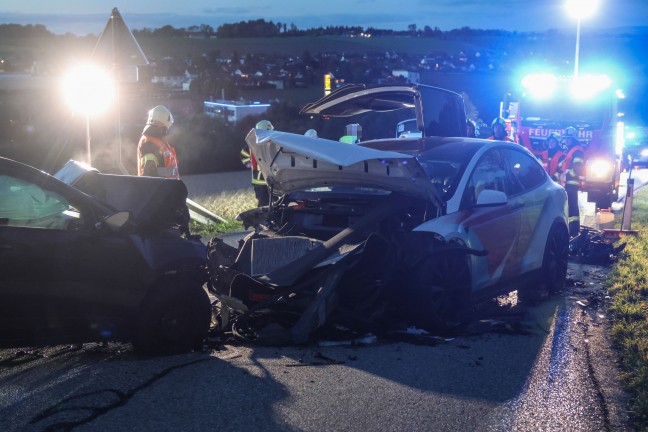 Frontalcrash zweier Fahrzeuge bei Allhaming fordert drei Verletzte